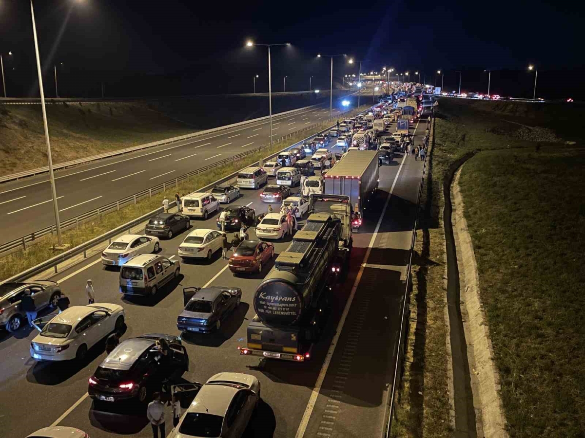 Kuzey Marmara Otoyolu’nda kaza: Bayram tatili yolunda kontak kapattılar
