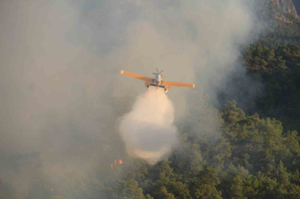 Turizm merkezi Kemer’deki orman yangınına havadan müdahale başladı
