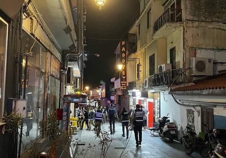 Polis ekiplerinden Kuşadası Barlar Sokağı’na şok baskın
