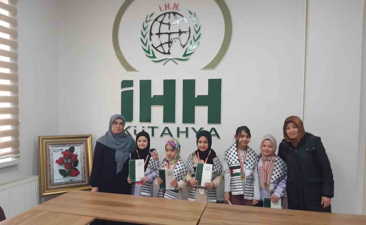 Kütahya’da genç kızlar evlerindeki eşyaları satıp parasını Gazze’ye bağışladılar
