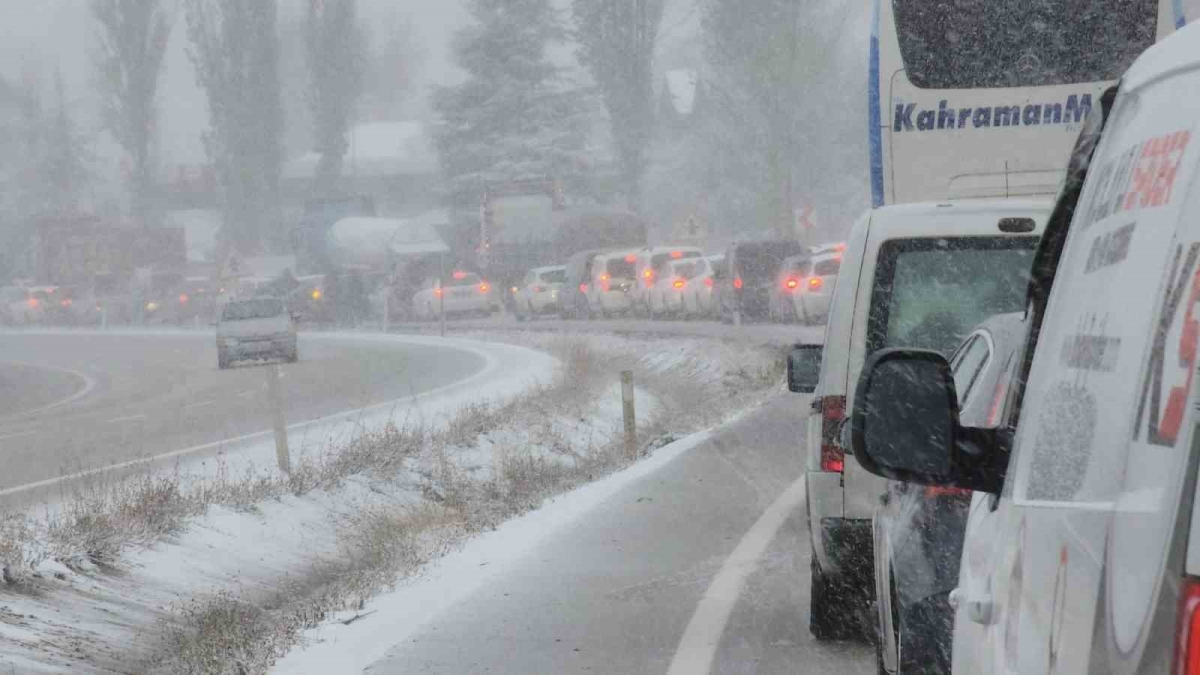İstanbul’u Karadeniz’e bağlayan D-100 karayolunda ulaşıma kar engeli
