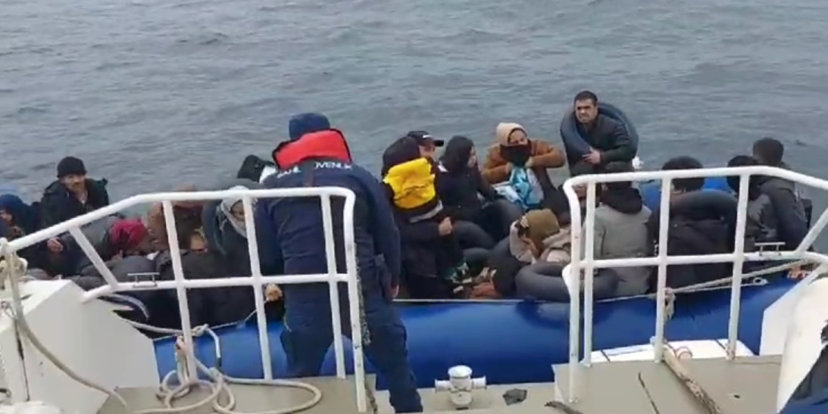 Ayvalık açıklarında 91 düzensiz göçmen yakalandı geri itilen 38 düzensiz göçmen ise kurtarıldı
