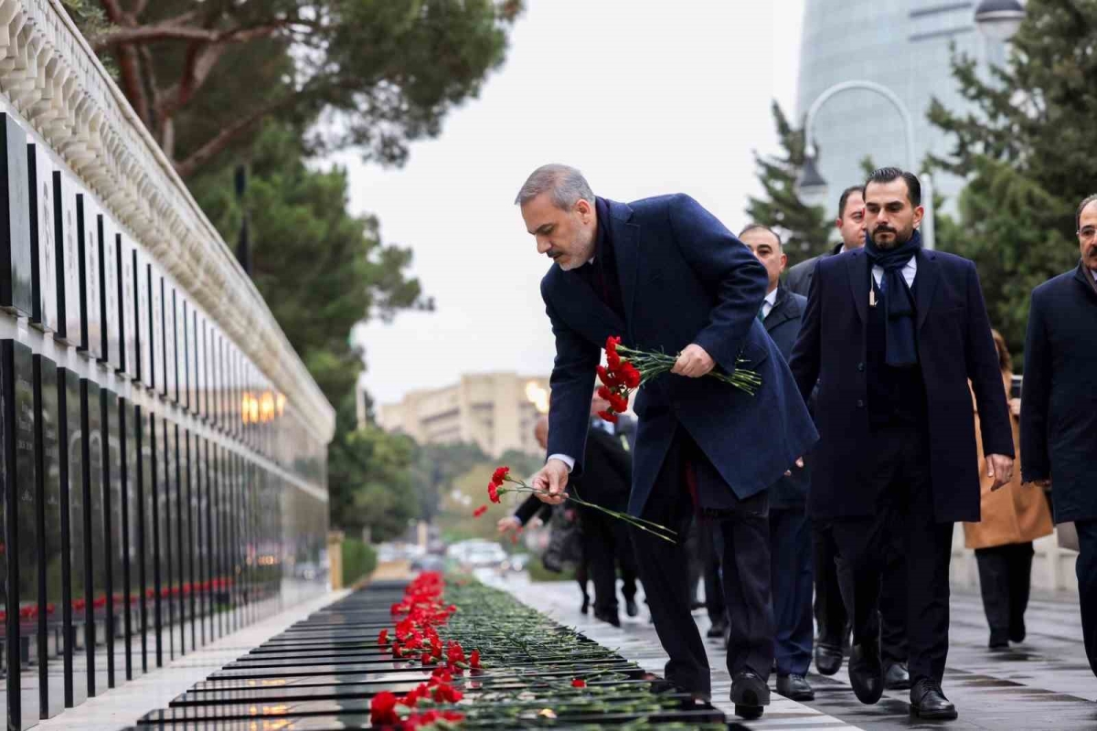 Dışişleri Bakanı Fidan, Haydar Aliyev’in mezarını ziyaret etti
