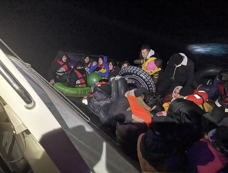 Ayvacık açıklarında 40 kaçak göçmen yakalandı

