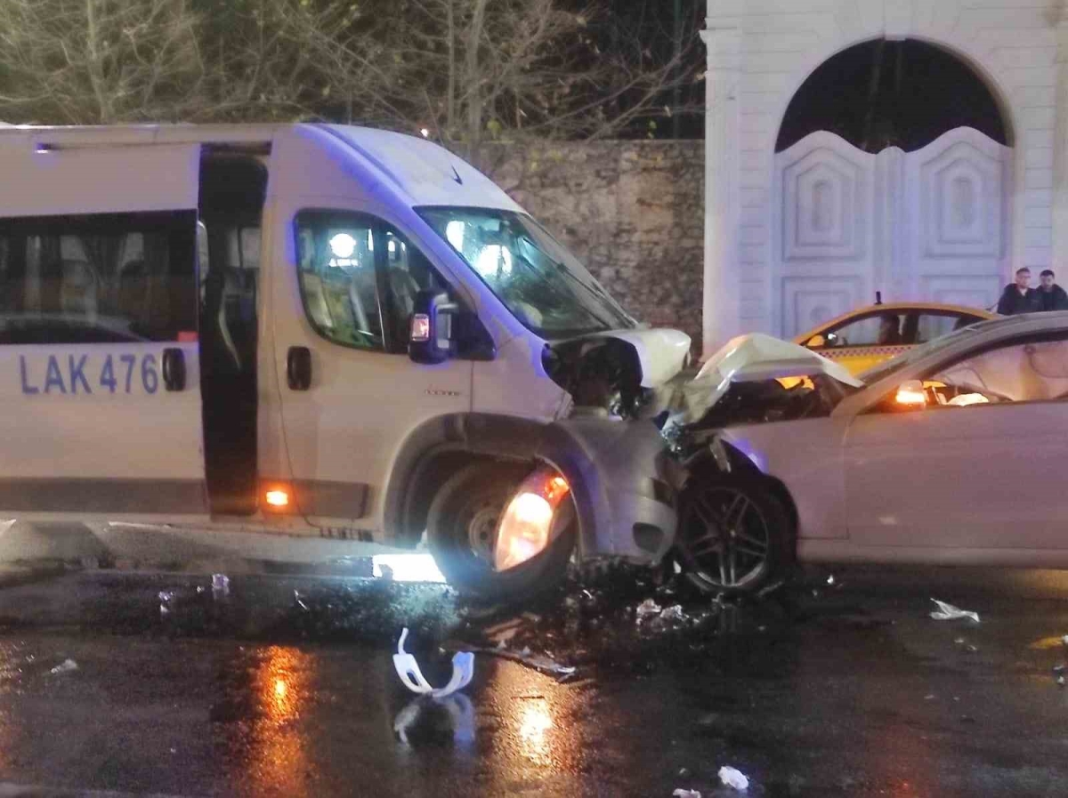 Beşiktaş’ta servis minibüsü ve otomobil kafa kafaya çarpıştı
