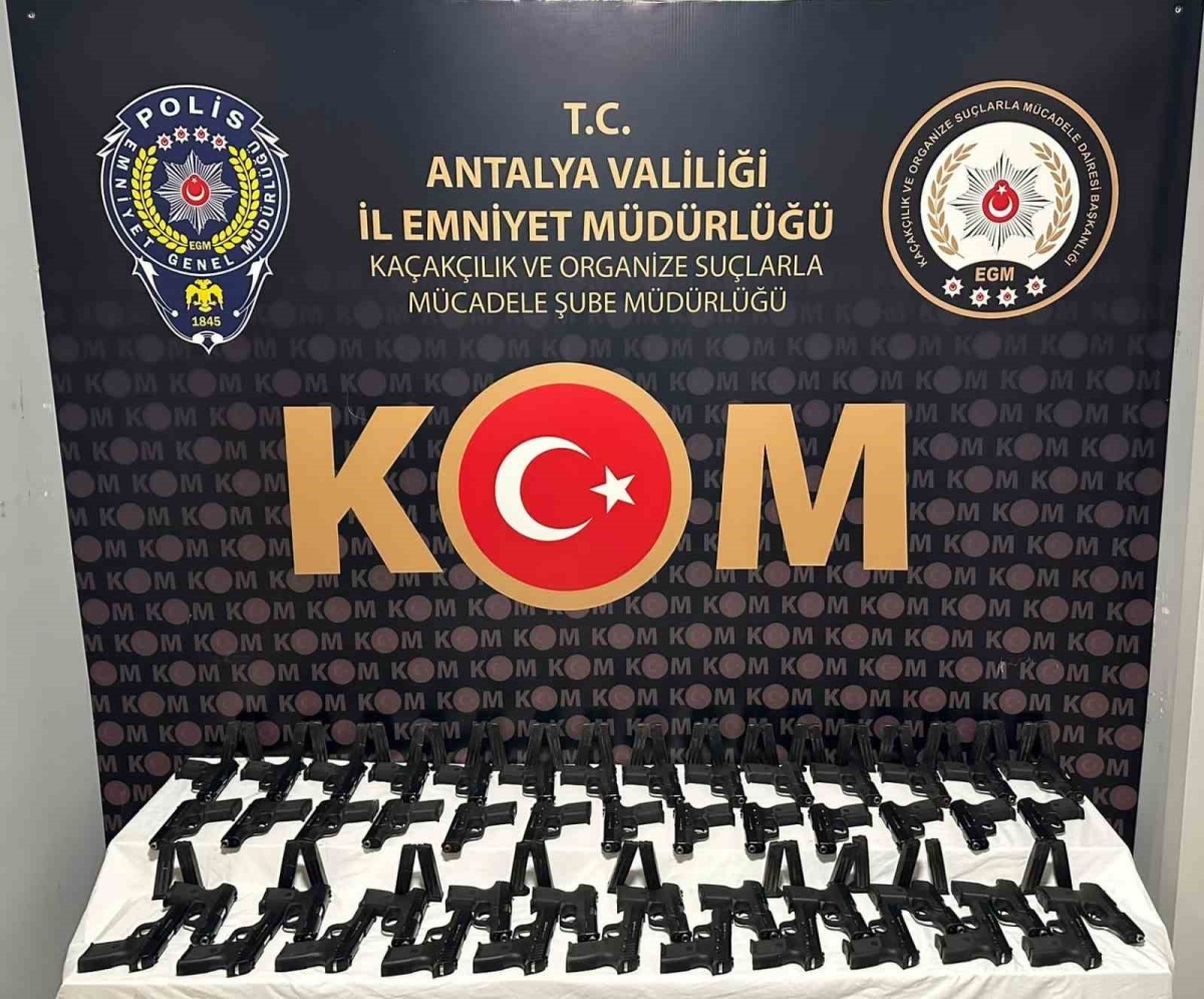 Antalya’da 49 adet ruhsatsız tabanca ele geçirildi
