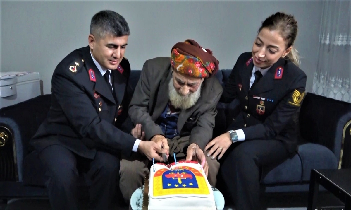 Jandarma, Cumhuriyet ile yaşıt olan dedeyi evinde ziyaret ederek doğum gününü kutladı
