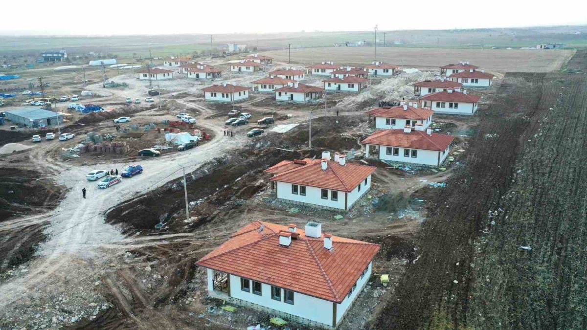 Deprem sonrası yapılan köy evleri havadan görüntülendi
