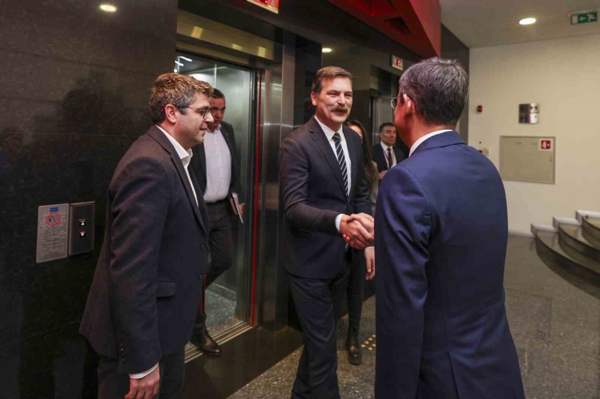 CHP Genel Başkanı Özel, TİP Genel Başkanı Baş ile görüştü
