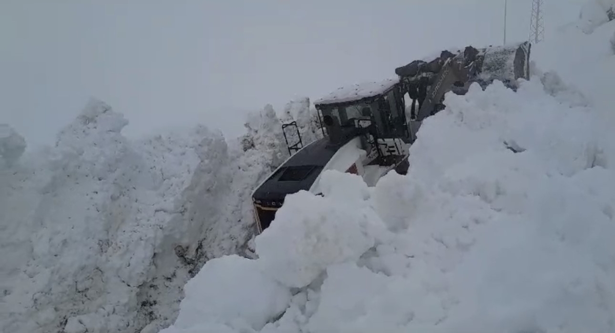 Yüksekova’da 5 metreyi geçen kar tünellerinde iş makinaları gözden kayboldu
