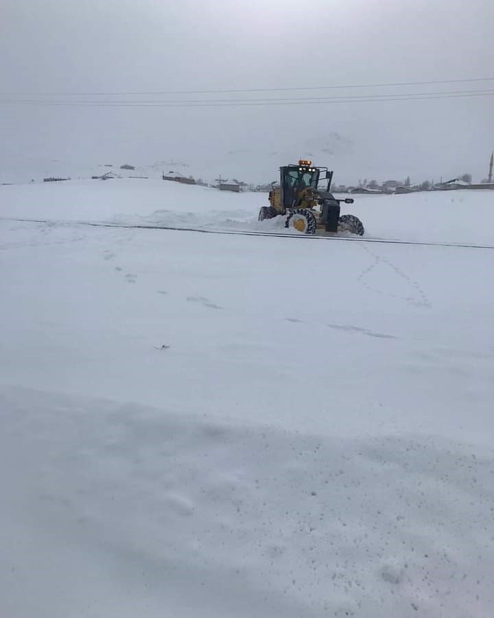 Saray’da karla mücadele çalışması devam ediyor

