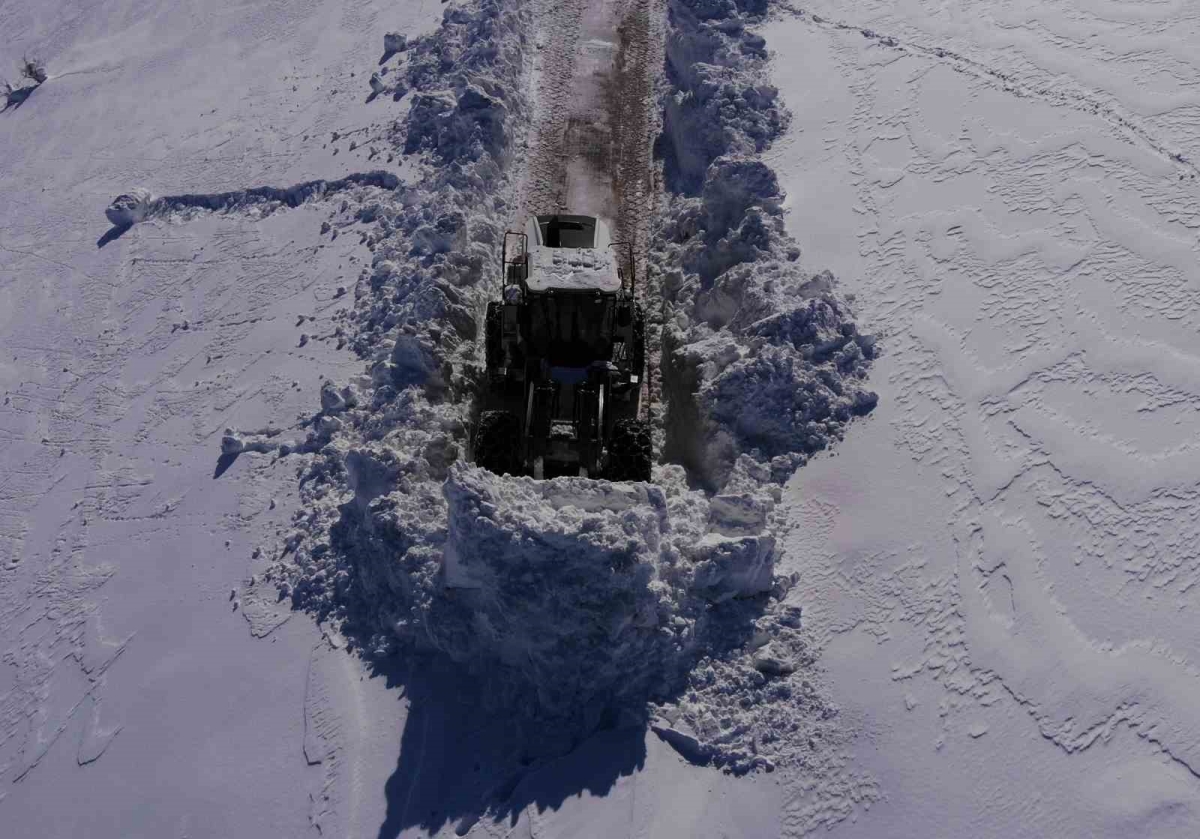 Bitlis’te 4 metreyi bulan karda yol açma çalışması
