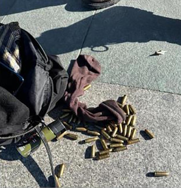 Çağlayan’daki teröristlerin çantalarından çıkan mermiler, plastik kelepçeler ve biber gazının fotoğrafı paylaşıldı
