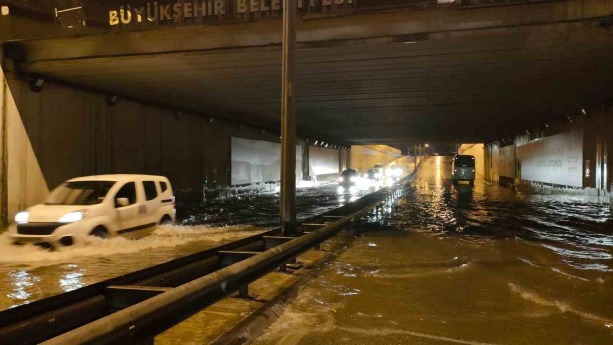 Antalya’da yoğun yağış ve selden ötürü okullar tatil edildi
