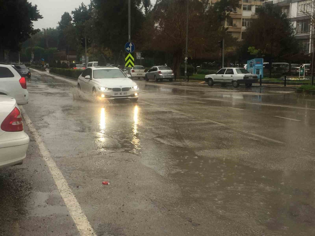 Adana’da yağış etkili olmaya başladı
