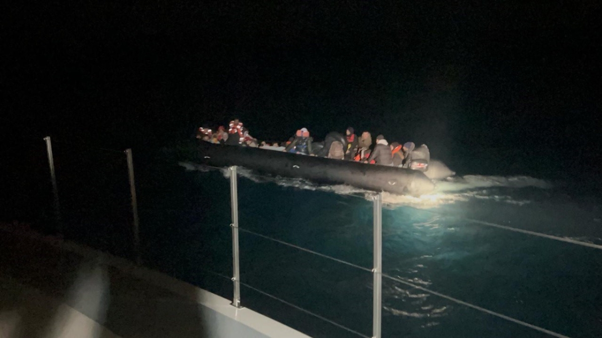 İzmir açıklarında 20’si çocuk 50 düzensiz göçmen yakalandı
