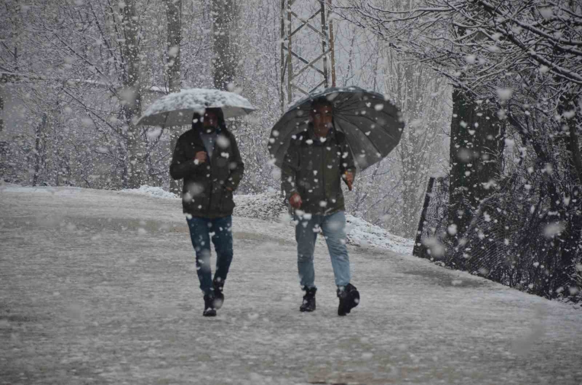 Şırnak’ta lapa lapa kar yağmaya başladı
